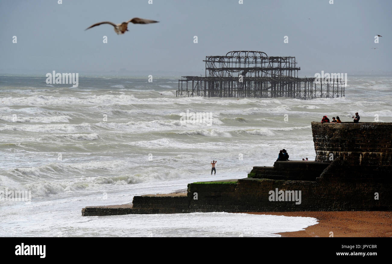 Brighton, UK. 3. August 2017. Düsteren Himmel und Meer auf Brighton Strand wie das unbesiedelte Sommerwetter an der Südküste weiter, aber es wird voraussichtlich um in den nächsten Tagen Credit zu verbessern: Simon Dack/Alamy Live News Stockfoto