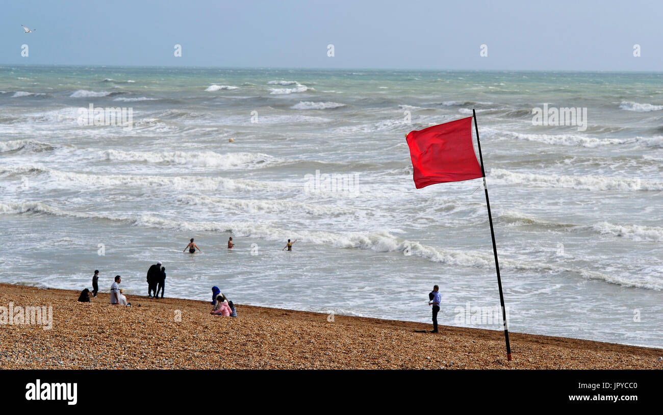 Brighton, UK. 3. August 2017. Schwimmer im Meer vor Brighton Strand wie das unbesiedelte Sommerwetter an der Südküste weiter, aber es wird voraussichtlich um in den nächsten Tagen Credit zu verbessern: Simon Dack/Alamy Live News Stockfoto