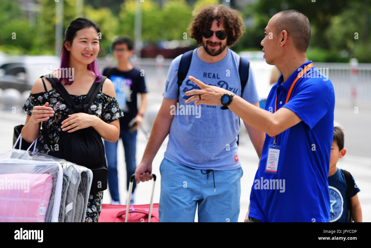 Xiamen, China Fujian Provinz. 3. August 2017. Ein freiwilliger führt Passagiere am Xiamen Bahnhof in Xiamen, Fujian-Provinz Südost-China, 3. August 2017. Auf einige Verkehrsknotenpunkte, Geschäftszentren, landschaftlichen Zonen, Plätze und Parks in der Stadt um den bevorstehenden BRICS-Gipfel begrüßen wurden freiwillige Service-Stationen eingerichtet. Bildnachweis: Wei Peiquan/Xinhua/Alamy Live-Nachrichten Stockfoto