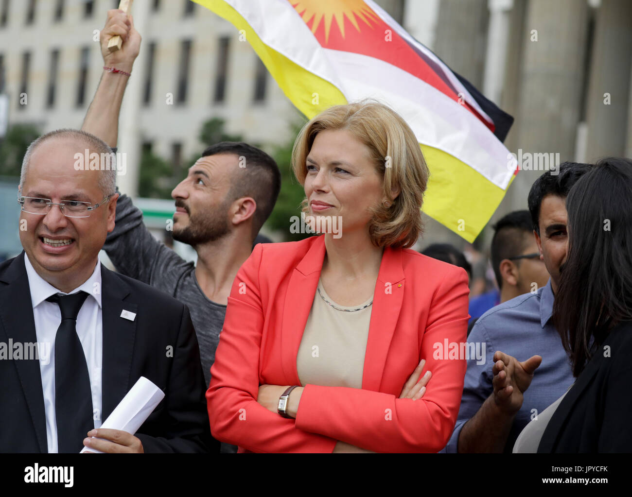 Berlin Deutschland 3 August 2017 Julia Klockner R Stellvertretender Leiter Der Cdu Und Irfan Ortac Der Leiter Des Vereins Christian Jesidisch Bei Einer Demonstration Zum Gedenken An Den Genozid An Den Yeziden