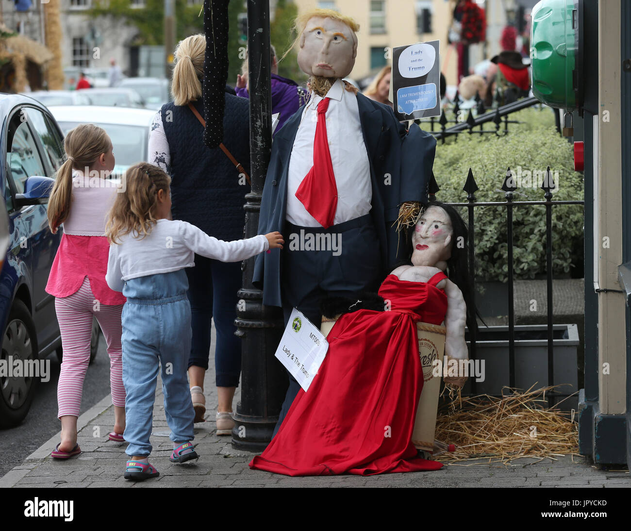 Durrow, Irland. 3. August 2017. Donald Trump Themen Vogelscheuche, mit dem Titel "Lady und der Trumpf" sitzt außerhalb einer Teilnahme der Durrow Scarecrow Festival läuft noch bis 7. August im Dorf Durrow, Co. Laois, Irland, und ist jetzt in der 8. Jahr. Bildnachweis: Laura Hutton/Alamy Live-Nachrichten. Stockfoto