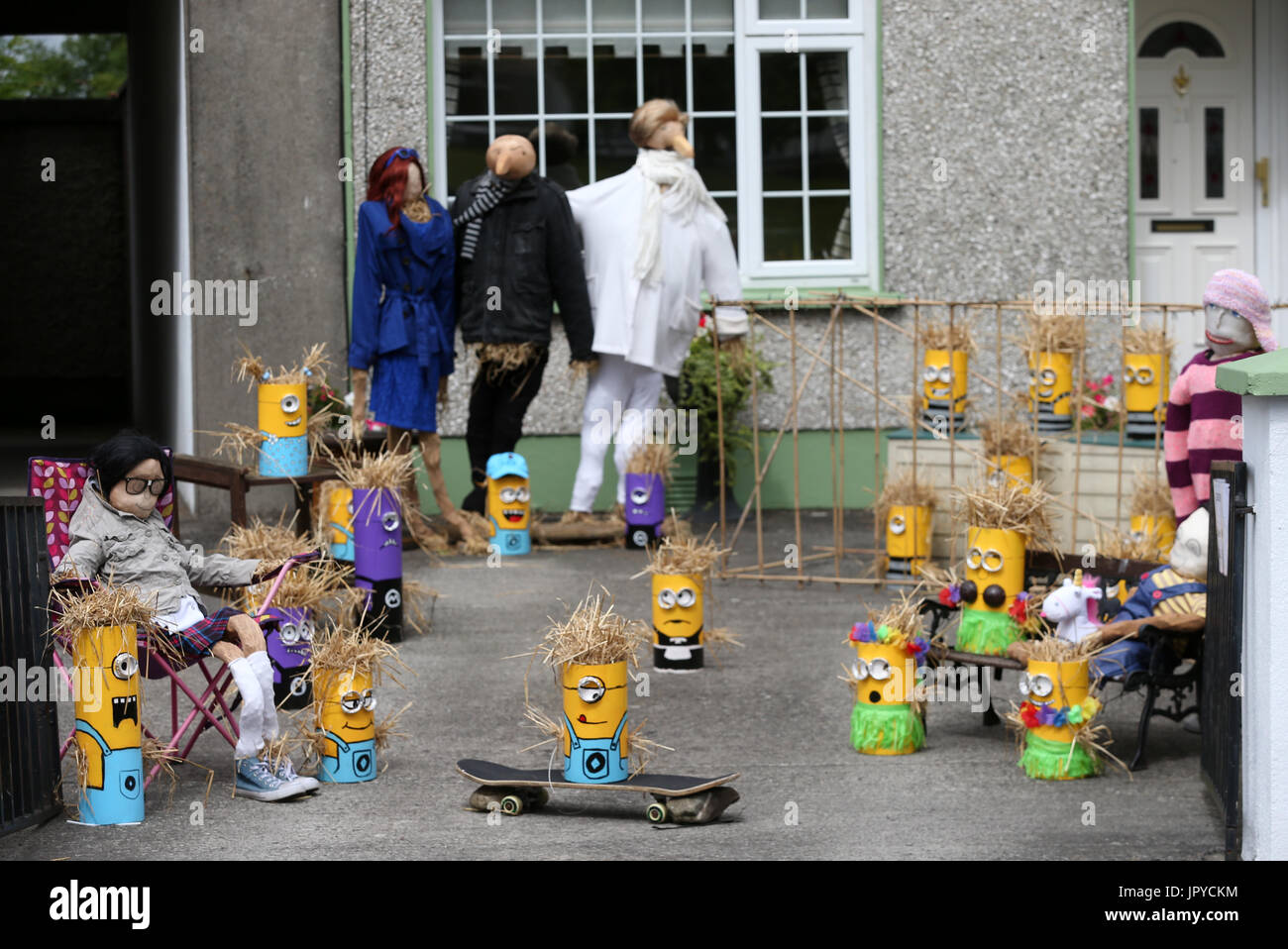 Durrow, Irland. 3. August 2017. A "Despicable Me" unter dem Motto Vogelscheuche sitzt draußen ein Haus an das Durrow Scarecrow Festival läuft noch bis 7. August im Dorf von Durrow, Co. Laois, Irland, und ist jetzt in seiner 8. Jahr. Bildnachweis: Laura Hutton/Alamy Live-Nachrichten. Stockfoto