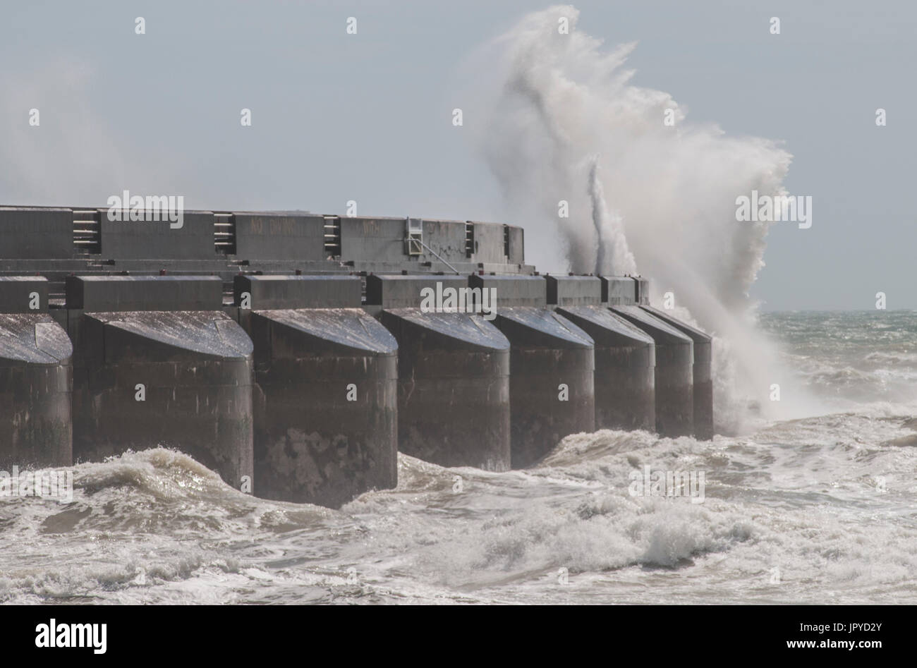 Brighton, East Sussex, Großbritannien. August 2017. Wind weht über 40 mph die Wellen an der Südküste hoch. Stockfoto