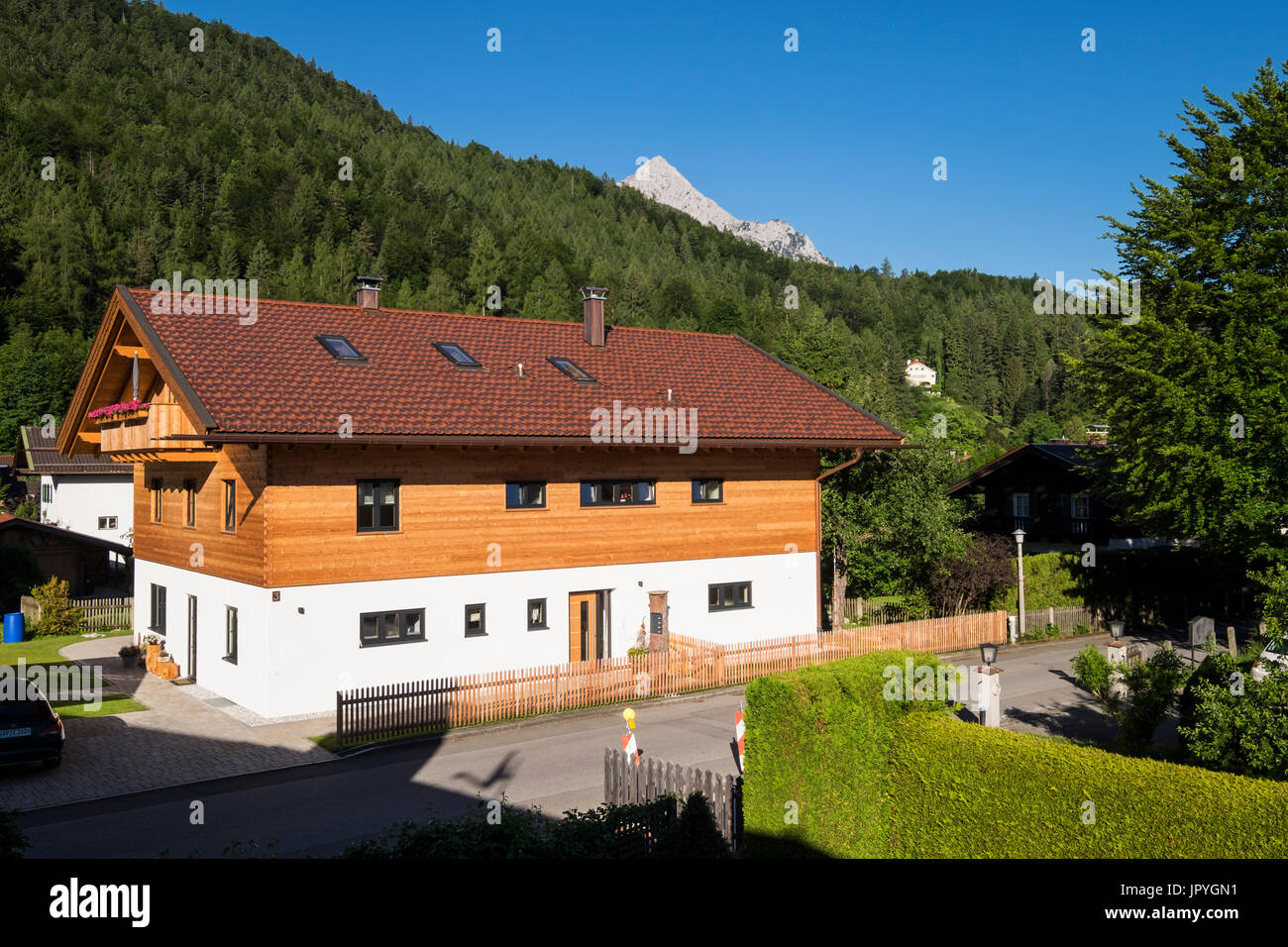 Modernes Haus In Mittenwald Mit Holzverkleidung Im Obergeschoss