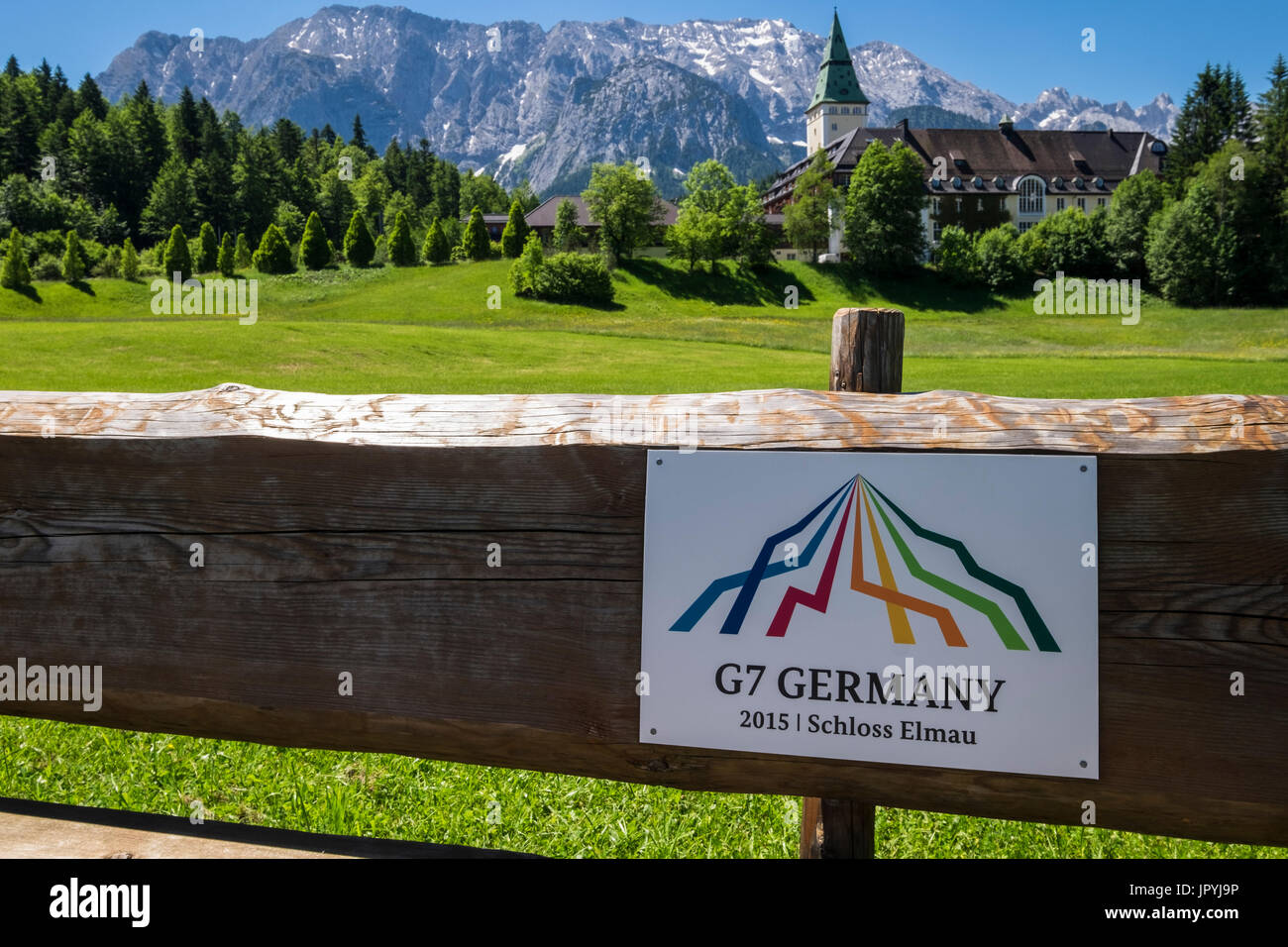 Hotel Schloss Elmau, Zeichen auf Holzbank feststellend Szene des G7-Gipfels in 2015, Bayern, Deutschland Stockfoto