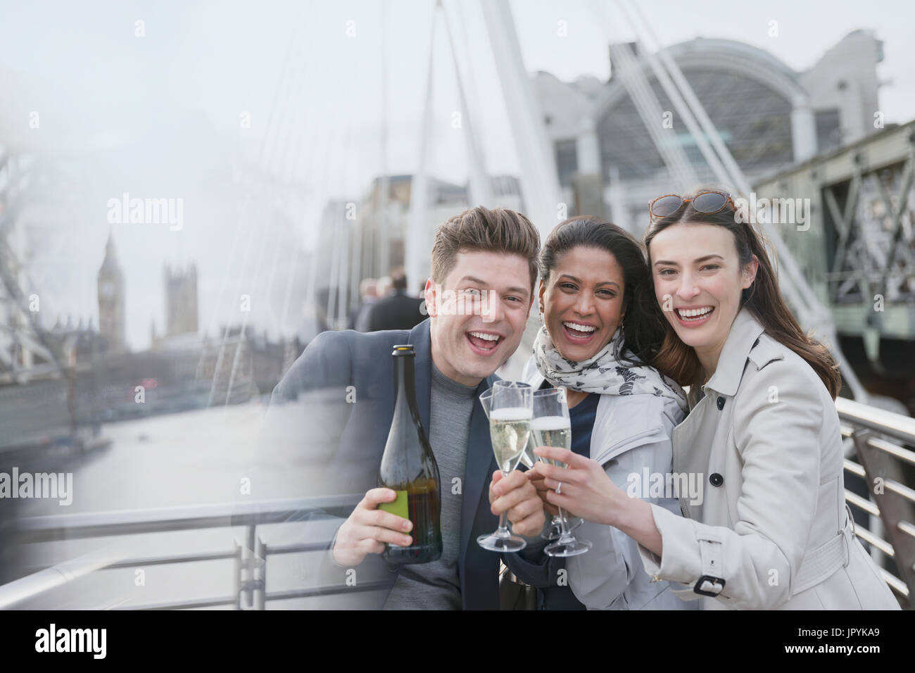 Porträt-begeisterte Business-Leute feiern, toasten, Champagner auf städtische Brücke, London, UK Stockfoto