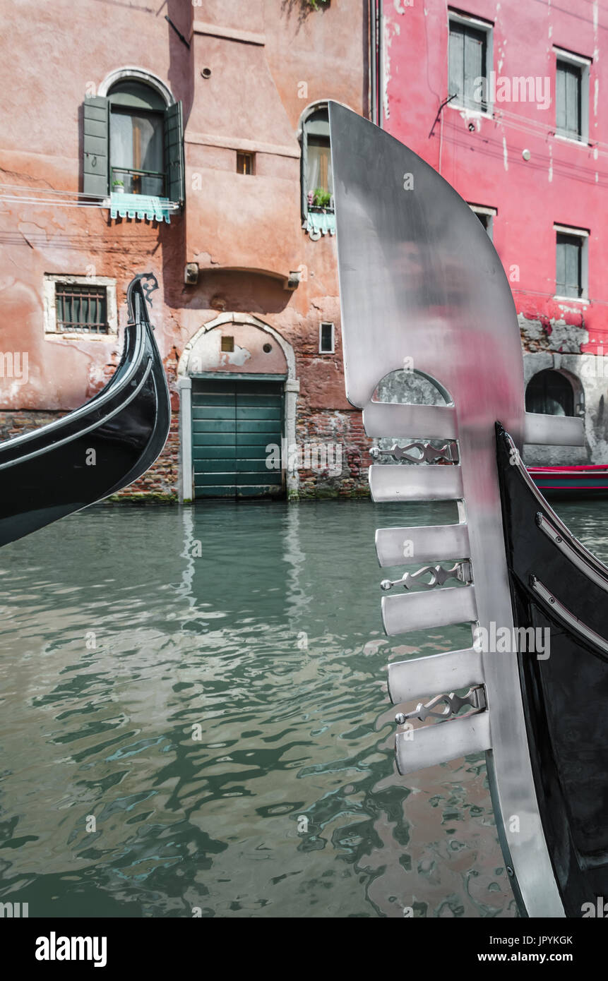 Zwei Bögen von Gondeln schweben in einem Kanal, Gondel Venedig, Veneto, Italien Stockfoto