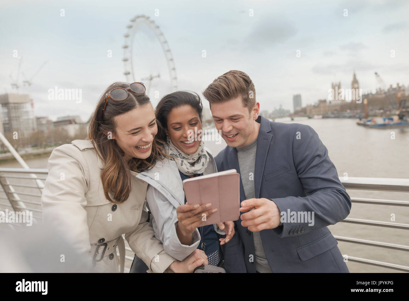 Freund-Touristen mit digital-Tablette auf Brücke über der Themse, London, UK Stockfoto