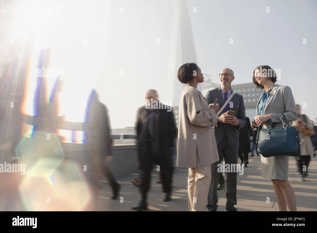 Business-Leute, die reden auf sonnigen, urbane Fußgängerbrücke, London, UK Stockfoto