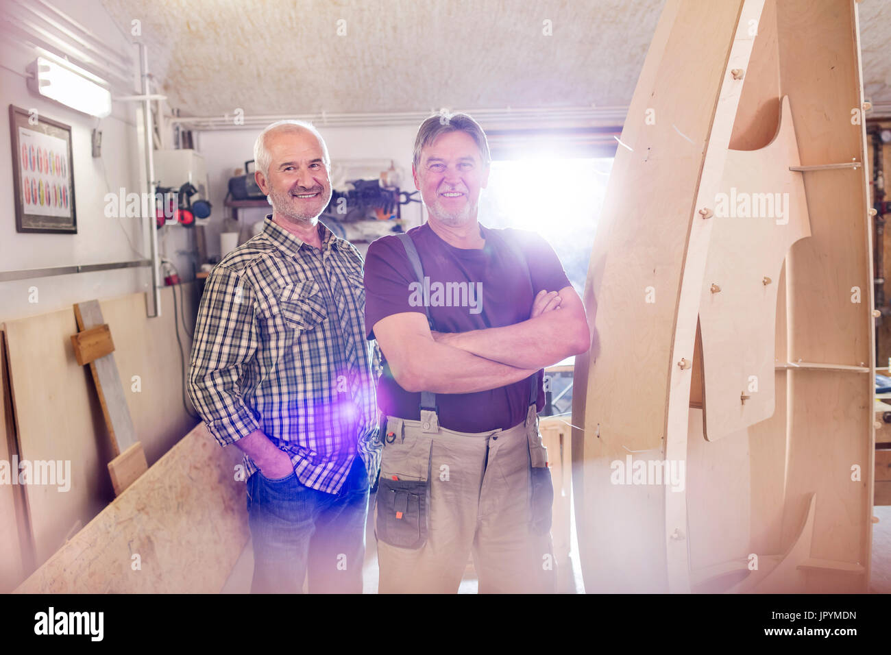 Porträt lächelnden Mann Tischler machen Holz-Boot in Werkstatt Stockfoto