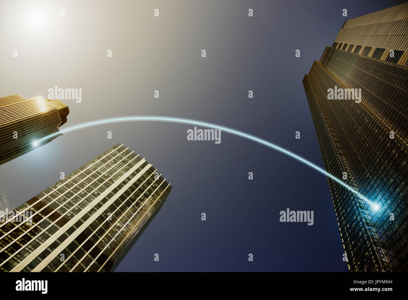 Fiber optic Lichtspur Kommunikation verbindet Hochhäuser, Konzept Stockfoto