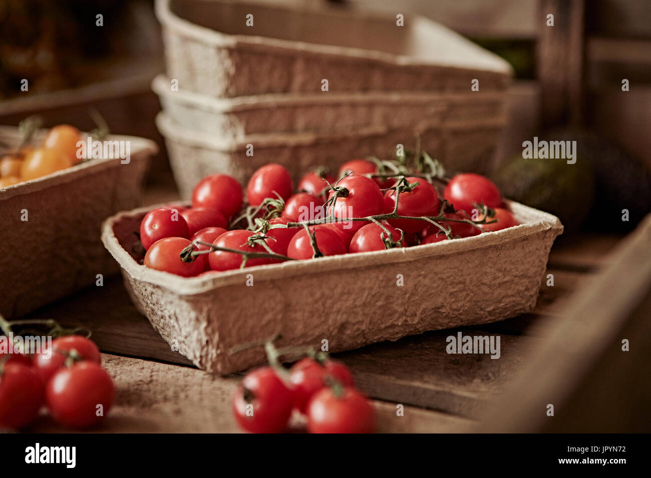 Still-Leben frisch, Bio, gesund, rote Rebe Kirschtomaten in container Stockfoto