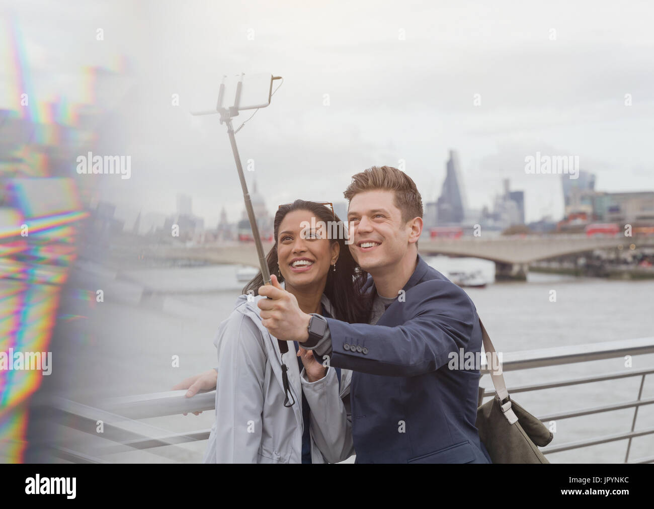 Paar Touristen nehmen Selfie mit Kamera Telefon Selfie stick am Themse-Ufer, London, UK Stockfoto