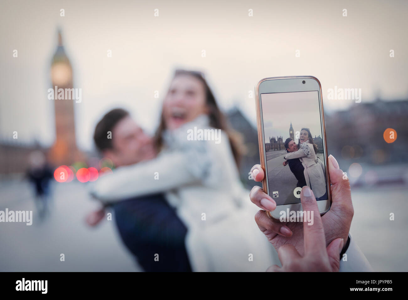 Persönlichen Perspektive, verspielte Paar umarmt und fotografiert mit Kamera-Handy in der Nähe von Big Ben, London, UK Stockfoto