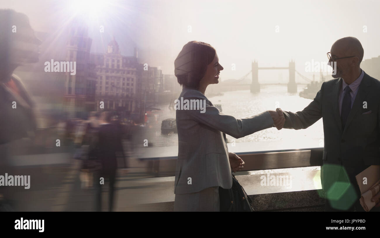 Silhouette Geschäft Leute Handshaking auf sonnigen Brücke über die Themse, London, UK Stockfoto