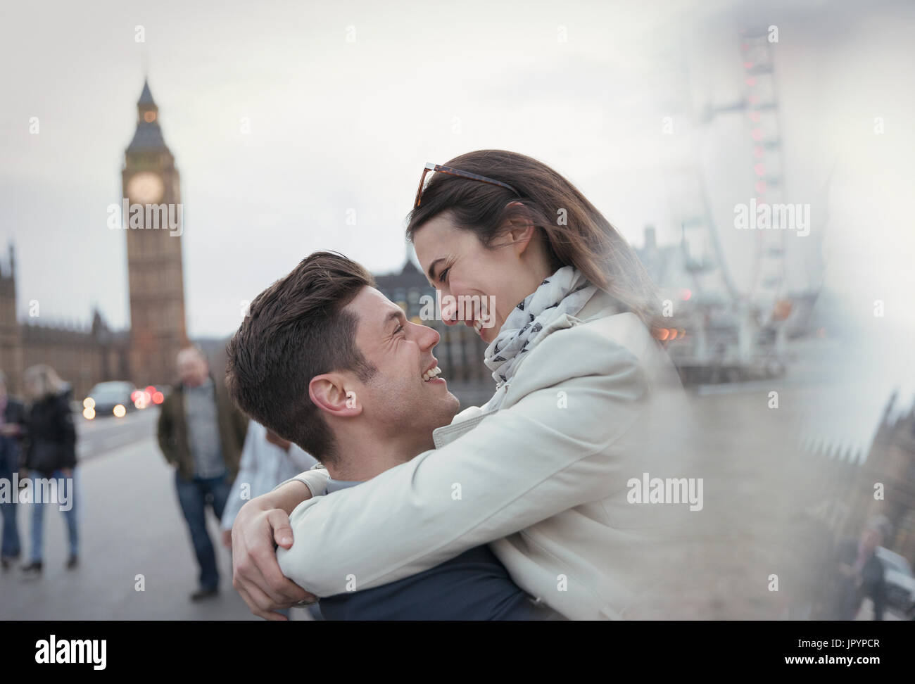 Romantisch, zärtlich paar Touristen umarmen in der Nähe von Big Ben, London, UK Stockfoto