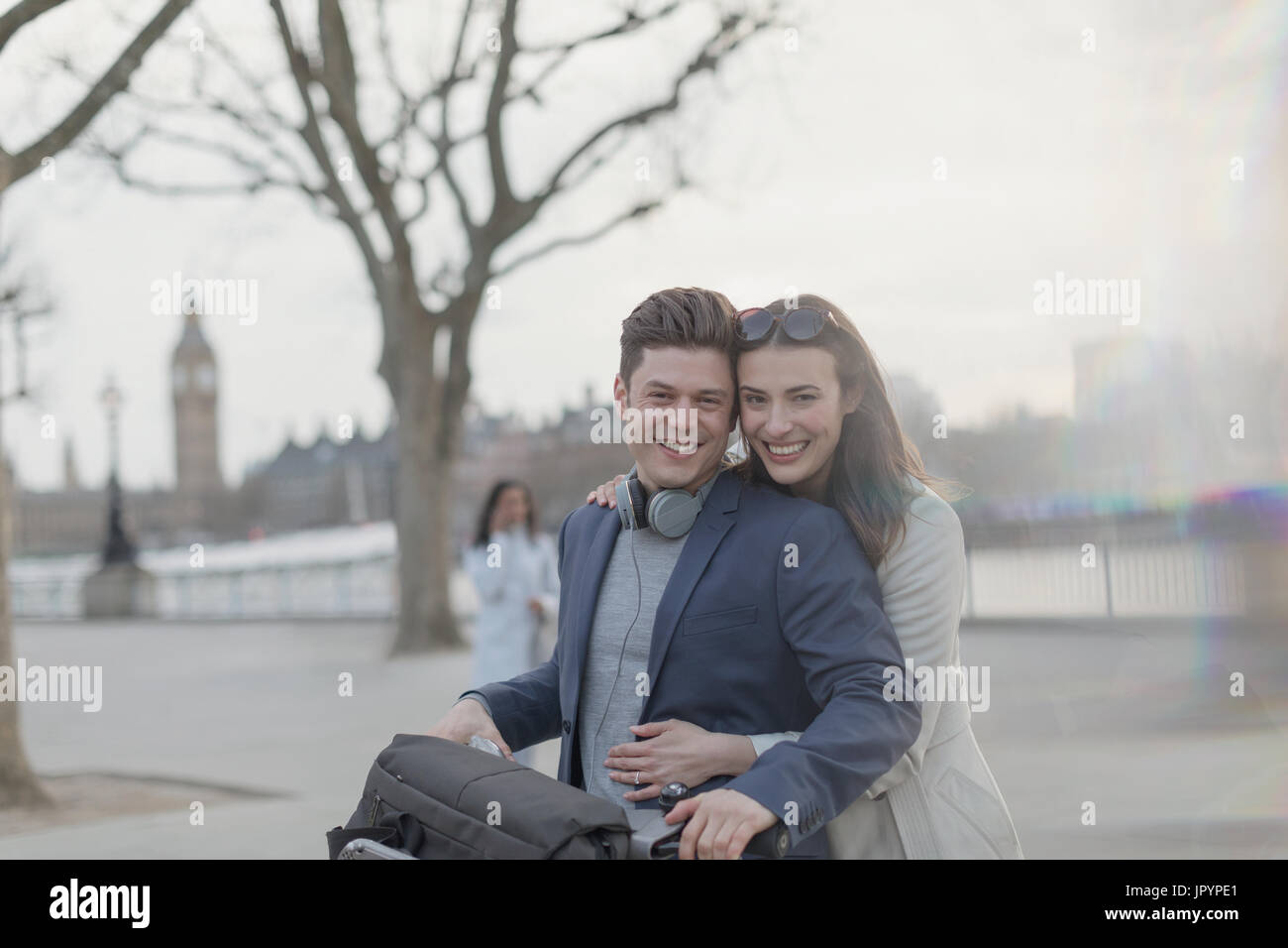 Porträt, Lächeln, umarmen paar Touristen mit dem Fahrrad im städtischen Park, London, UK Stockfoto