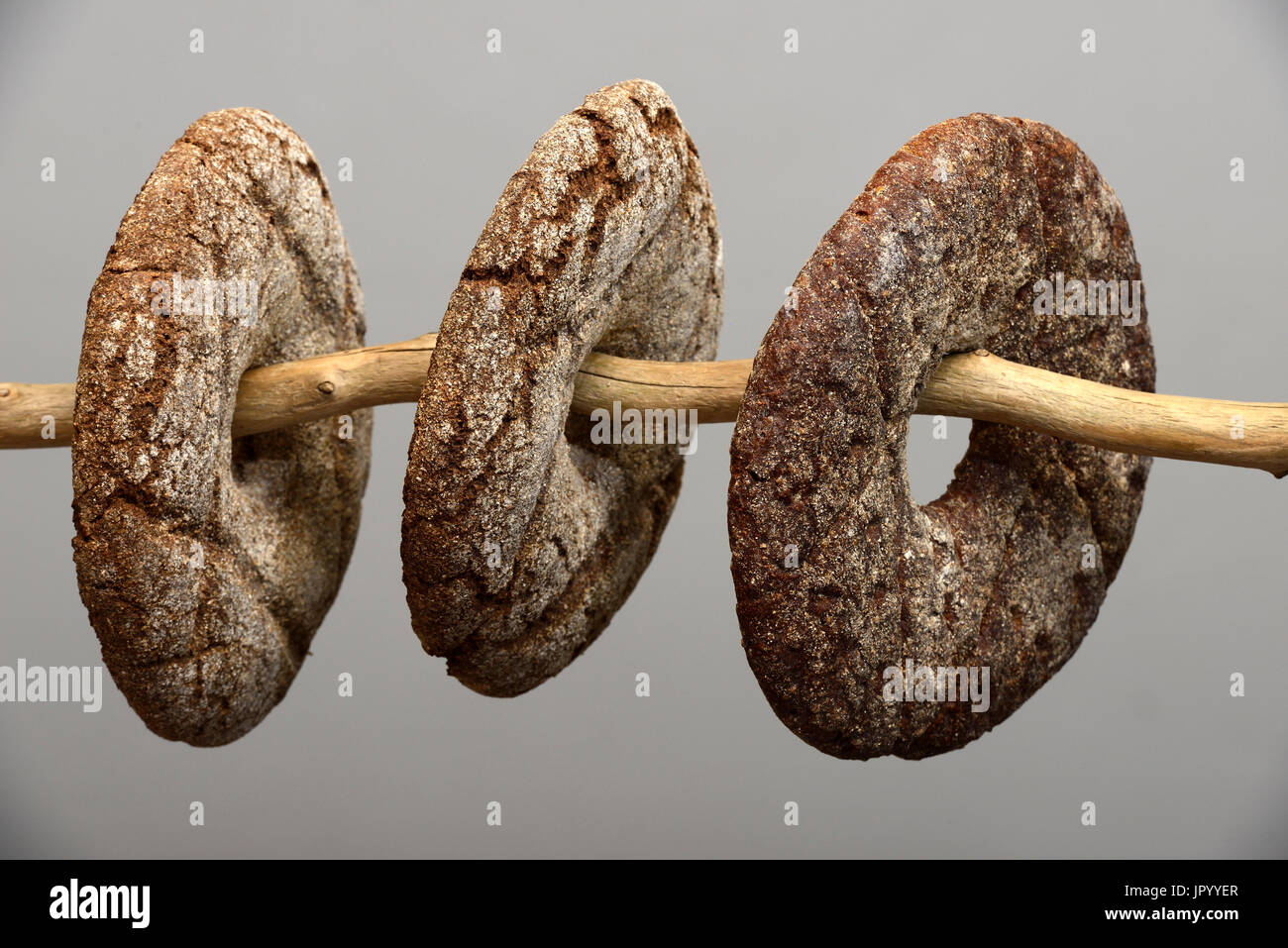 drei finnische Runde Roggenbrot auf neutralem Hintergrund Stockfoto