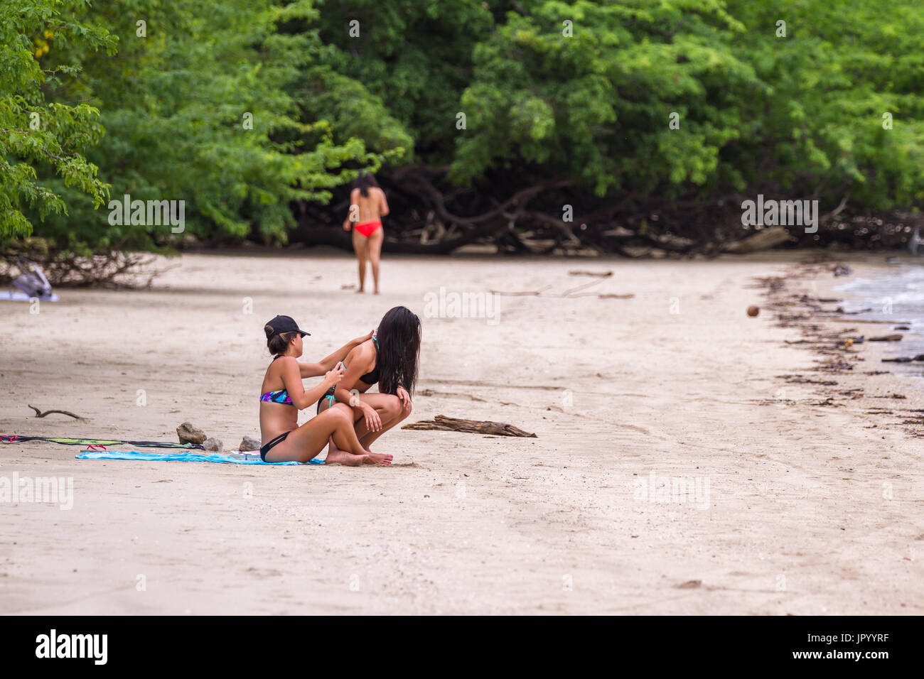 Guanacaste, Costa Rica - 25 Juli: schöne junge Frauen genießen die Sonne im Nacascolo Beach. 25. Juli 2017, Guanacaste, Costa Rica. Stockfoto