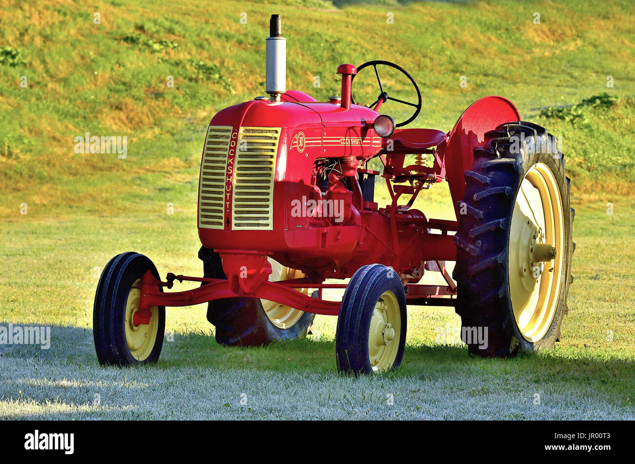 Ein rote Cockshutt Bauernhof Traktor zu seinem ursprünglichen Zustand restauriert geparkt in einem Bauernhof Feld Herbst morgens in New Brunswick, Kanada Stockfoto