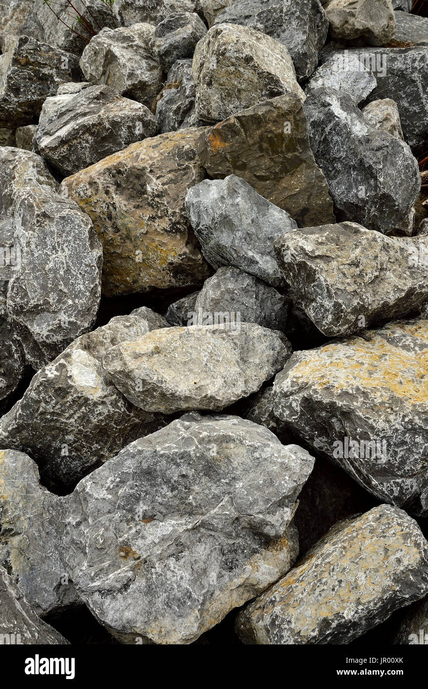 Ein Haufen von großen Felsen und Steinen Stockfoto