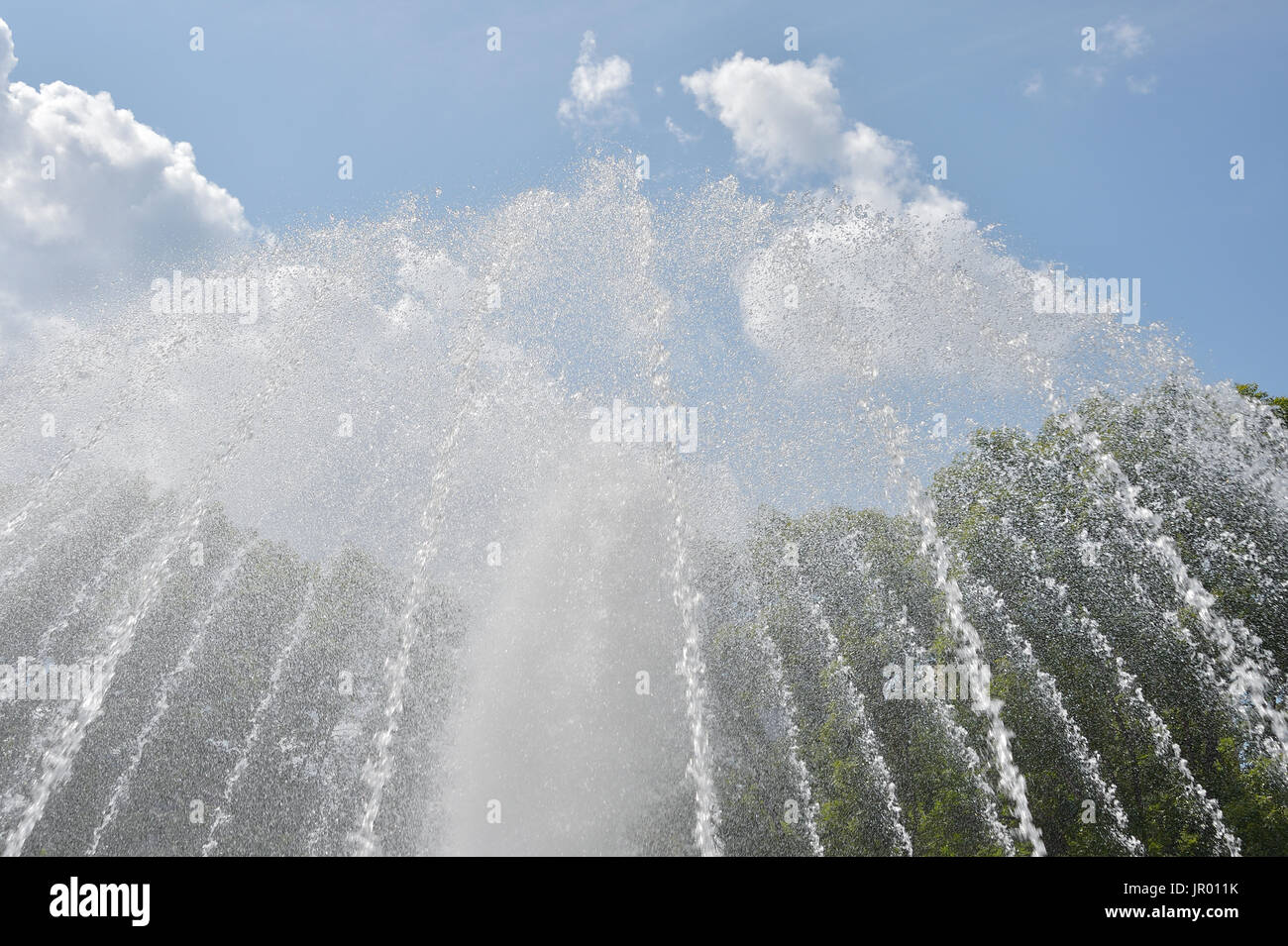 Wasser in die Luft sprühen und zurück auf den Boden fallen Stockfoto