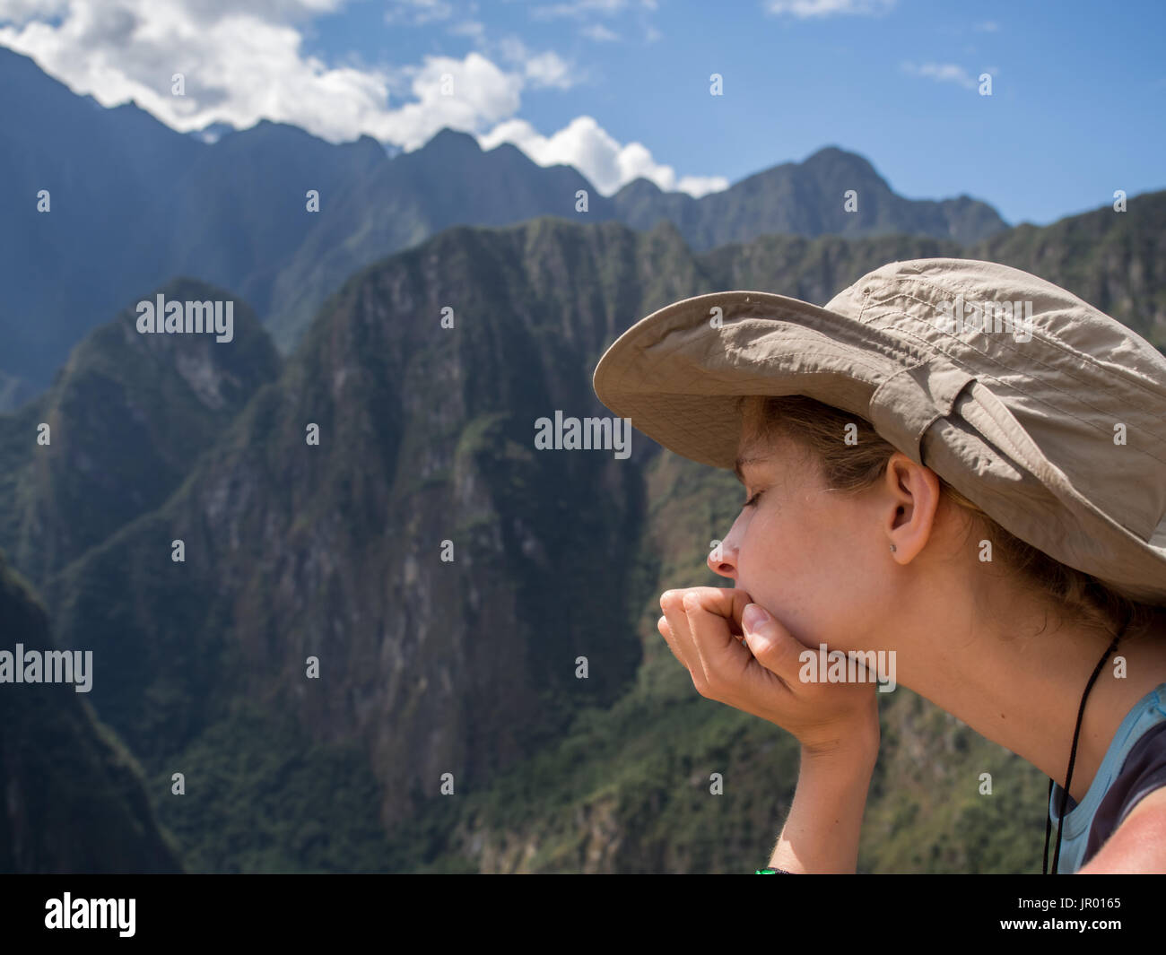 Machu Picchu, Peru - 22. Mai 2026: Touristen, die Besichtigung der alten Inka Stadt Machu Picchu. Stockfoto