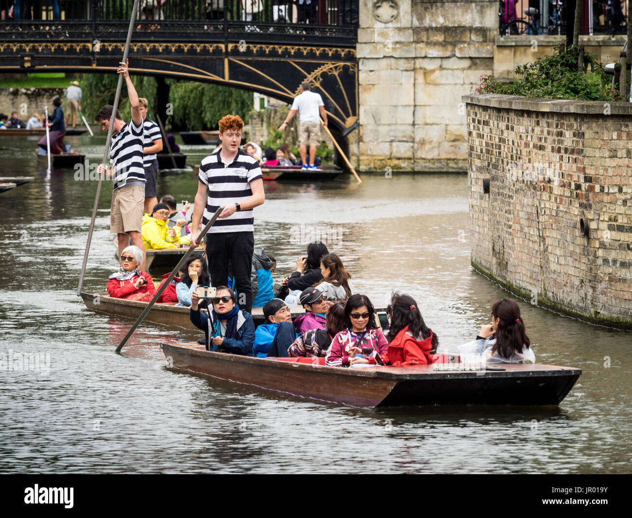 Cambridge Tourism - Touristen, die in Cambridge, Großbritannien, am Fluss Cam punzen Stockfoto