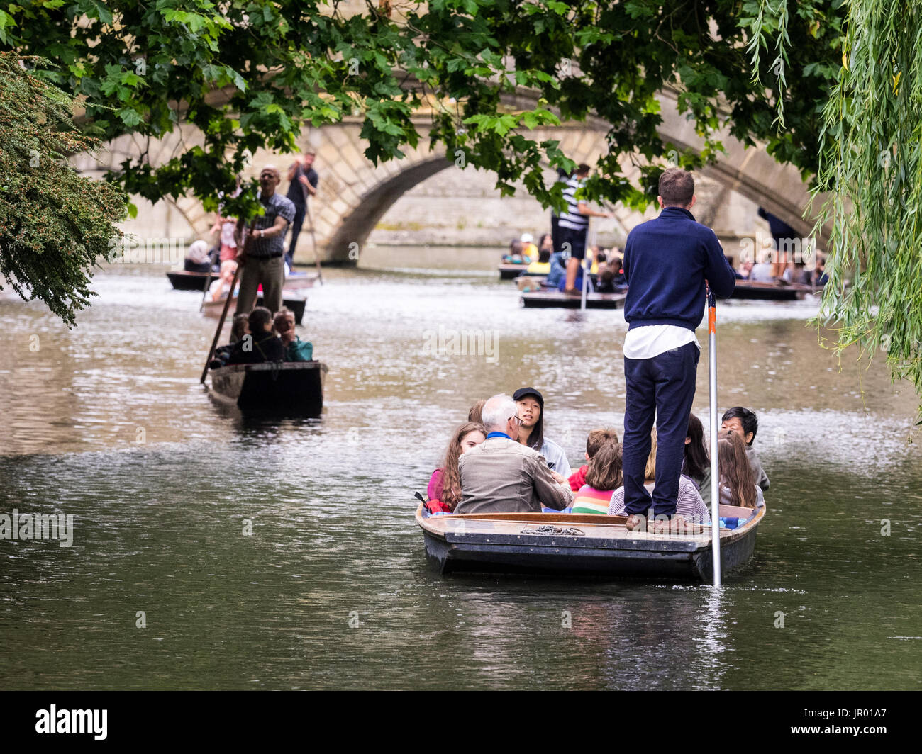 Cambridge Tourismus - Punting auf dem River Cam in Cambridge Großbritannien Stockfoto