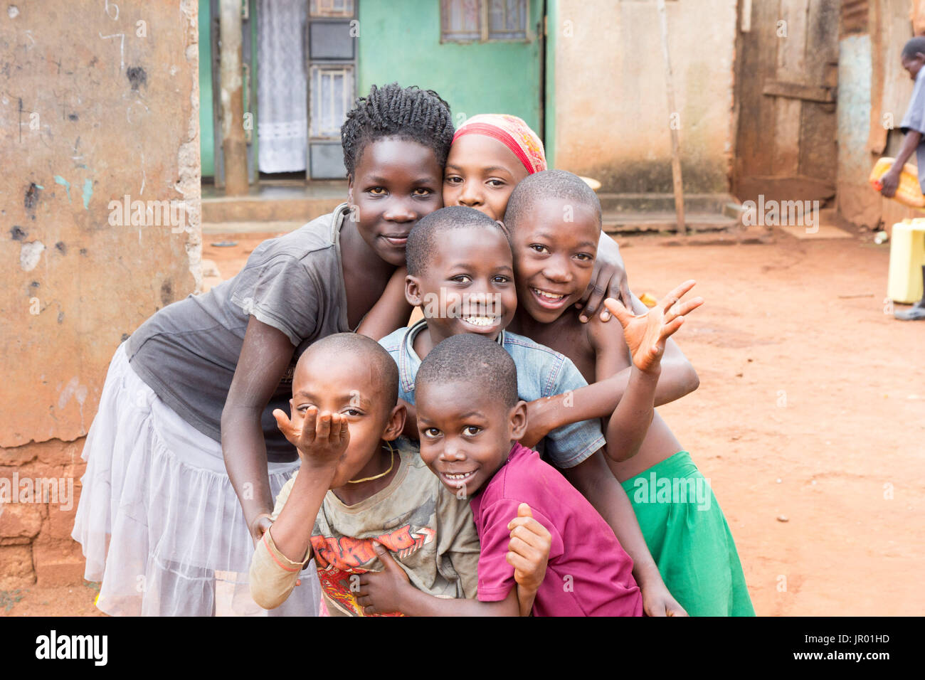 Lugazi, Uganda. 9. Juni 2017. Ein paar glückliche Kinder lächeln und winken in die Kamera Stockfoto