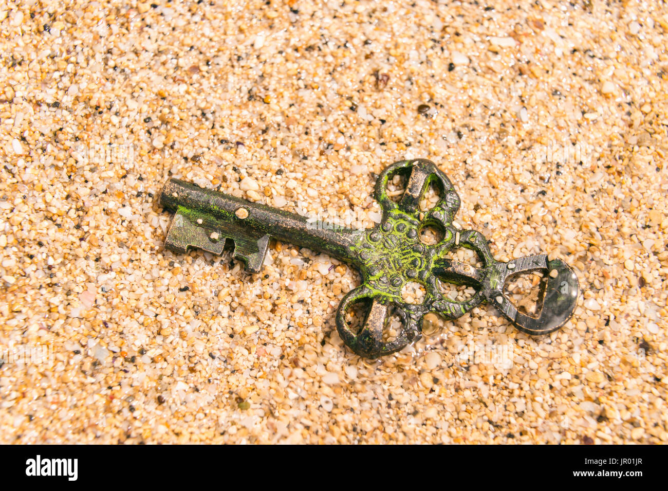 Schatz-Schlüssel verloren im Sand. Chance oder Mystery-Konzept. Stockfoto
