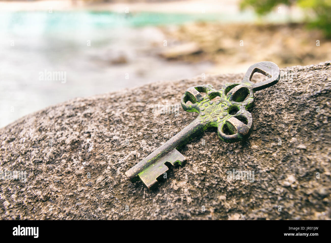 Schatz-Schlüssel verloren auf Felsen am Strand. Chance oder Mystery-Konzept. Stockfoto