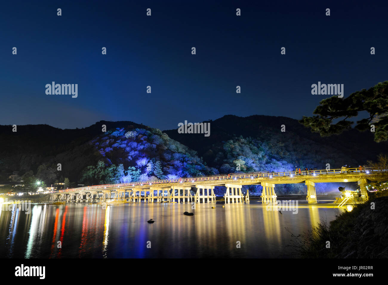 Togetsu Brücke im Katsura Fluss in der Nacht während der Dezember Beleuchtung Festival in Arashiyama, Kyoto widerspiegelt Stockfoto