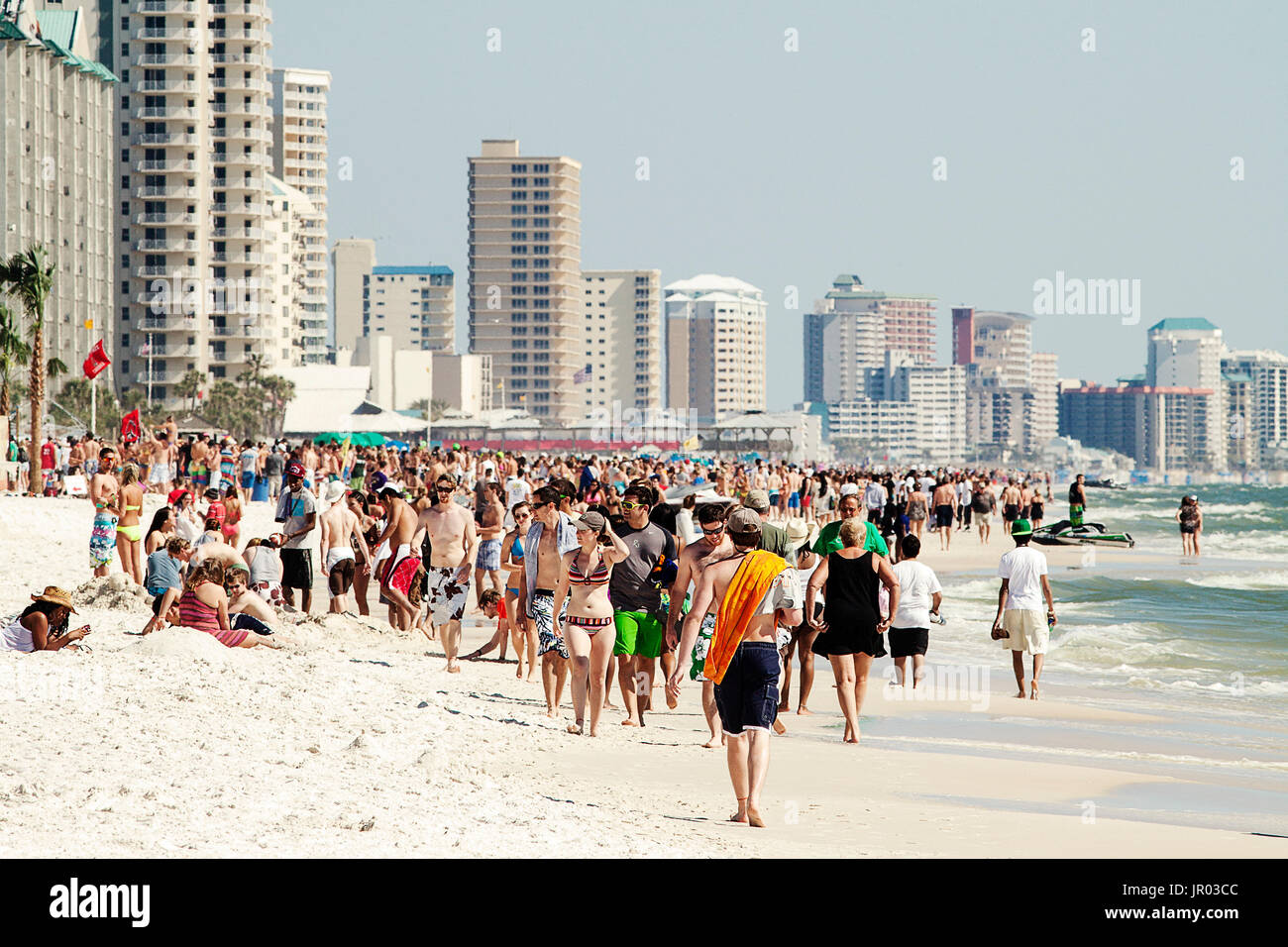 Studenten auf Spring Break zu Fuß den Strand. in Panama City Beach, Florida 2011 Stockfoto