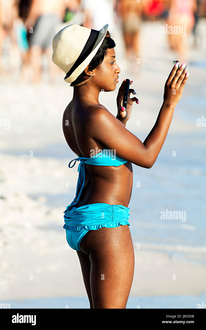 Junge schwarze Frau im Bikini fotografieren. Spring Break in Panama City Beach, Florida. Stockfoto