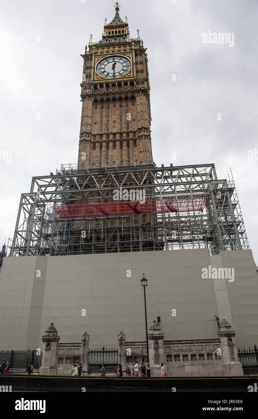 Gerüst ist weiterhin auf dem Elisabeth-Turm am Palace of Westminster, London, im Rahmen der Naturschutzarbeit auf das Wahrzeichen errichtet werden. Stockfoto