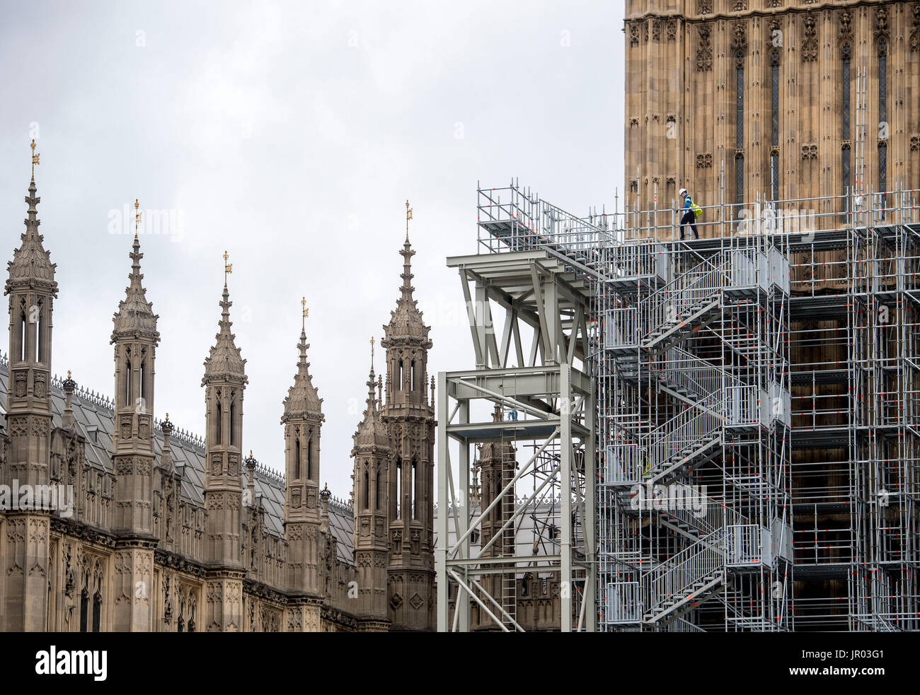 Gerüst ist weiterhin auf dem Elisabeth-Turm am Palace of Westminster, London, im Rahmen der Naturschutzarbeit auf das Wahrzeichen errichtet werden. Stockfoto