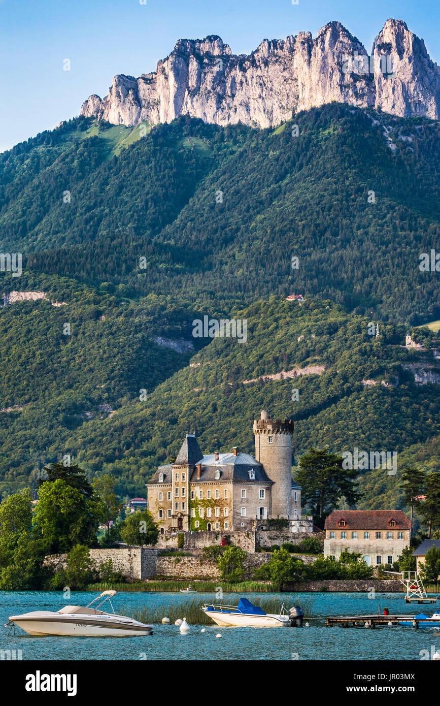 Frankreich, Departement Haute-Savoie, Ansicht von Duingt Burg (Château de Duingt) am westlichen Ufer des Lac d ' Annecy in der Stadt von Duingt vor dem Hintergrund Stockfoto