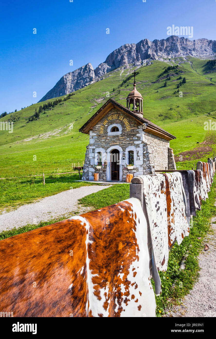 Frankreich, Savoyen/Hochsavoyen, französischen Alpen, Kuh Fell Verkauf am Col de Aravis Berg mit Blick auf die Kapelle des Aravis pass Stockfoto