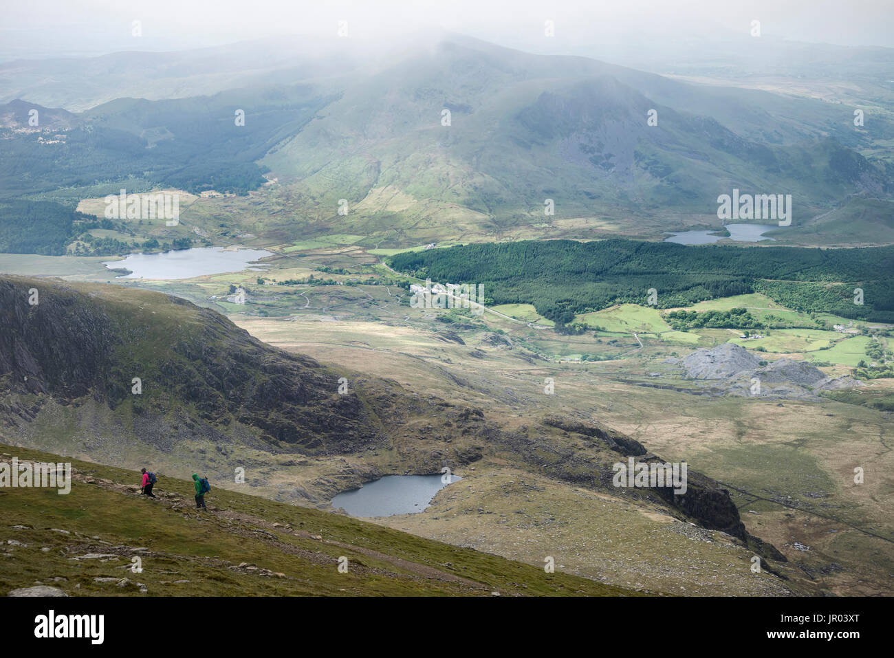 Landschaftsansicht Llyn Cwellyn und Moel Cynghorion in Snowdonia eingehüllt in Nebel und niedrige Wolken Stockfoto