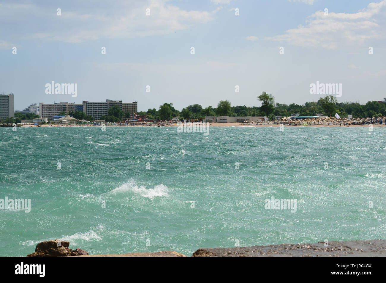 Neptun, Rumänien - 8. Juli 2017: Das Schwarzmeer ändert Farbe türkis durch eine natürliche, aber sehr seltene Phänomen durch Mikroorganismen verursacht. In der ba Stockfoto