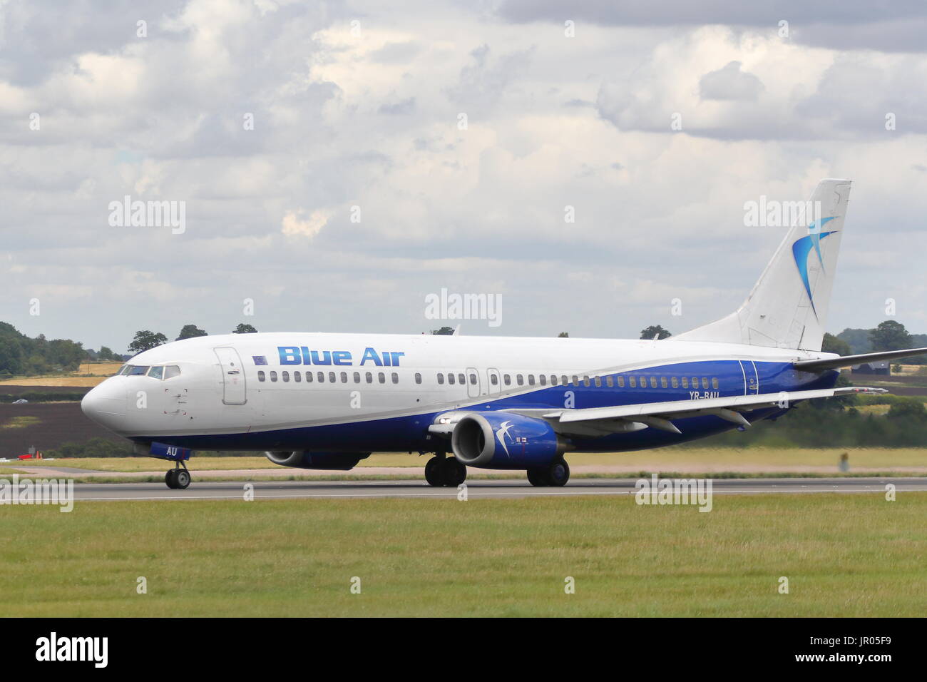 Blue Air Boeing 737-400 YR-BAU dem Start vom Flughafen London Luton, UK Stockfoto