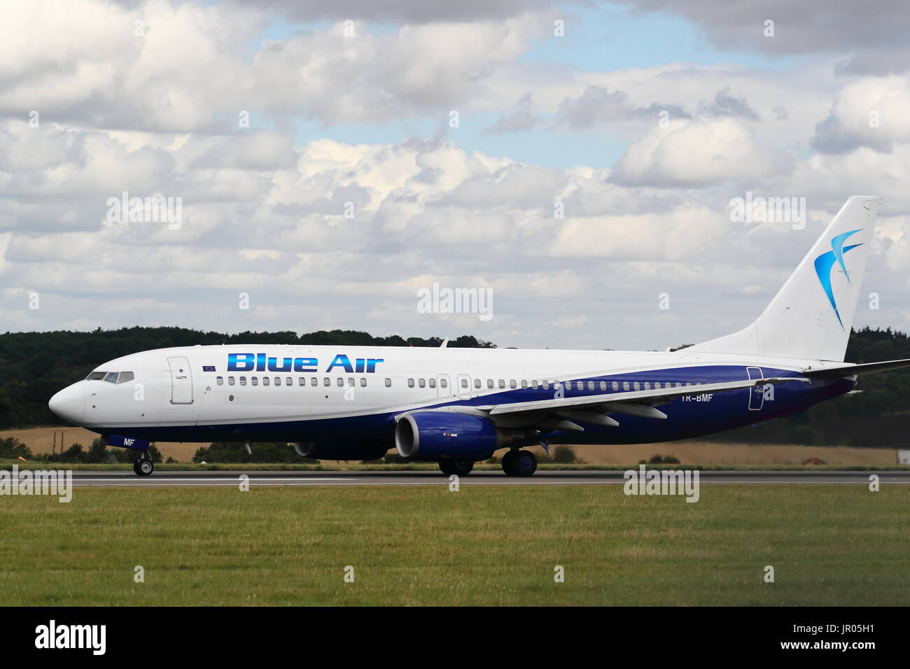 Blue Air Boeing 737-800 YR-BMF dem Start vom Flughafen London Luton, UK Stockfoto