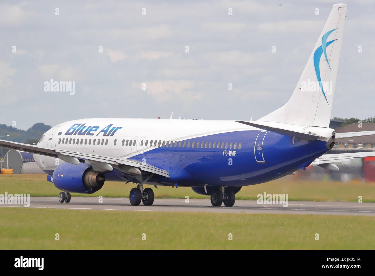 Blue Air Boeing 737-800 YR-BMF dem Start vom Flughafen London Luton, UK Stockfoto