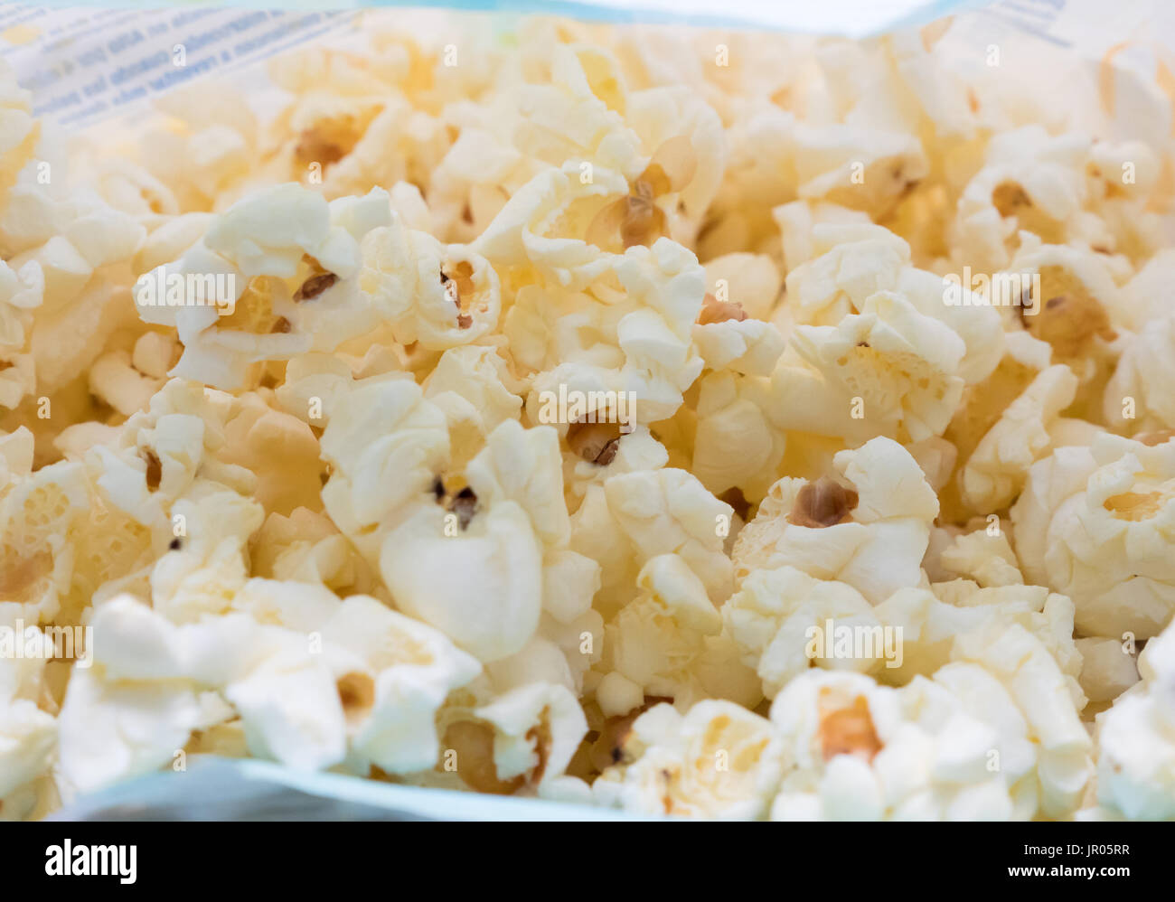 Weiche Butter Popcorn in der Papar Tasche nach cookin in der Mikrowelle. (Wählen Sie Schwerpunkt) Stockfoto