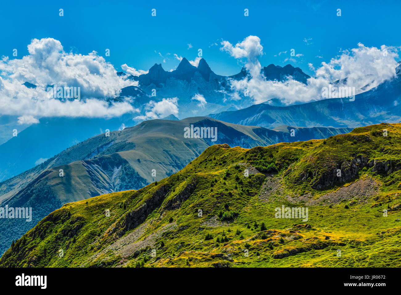 Landschaft in den Alpen mit Aiguilles d'Arves in der Ferne. Stockfoto