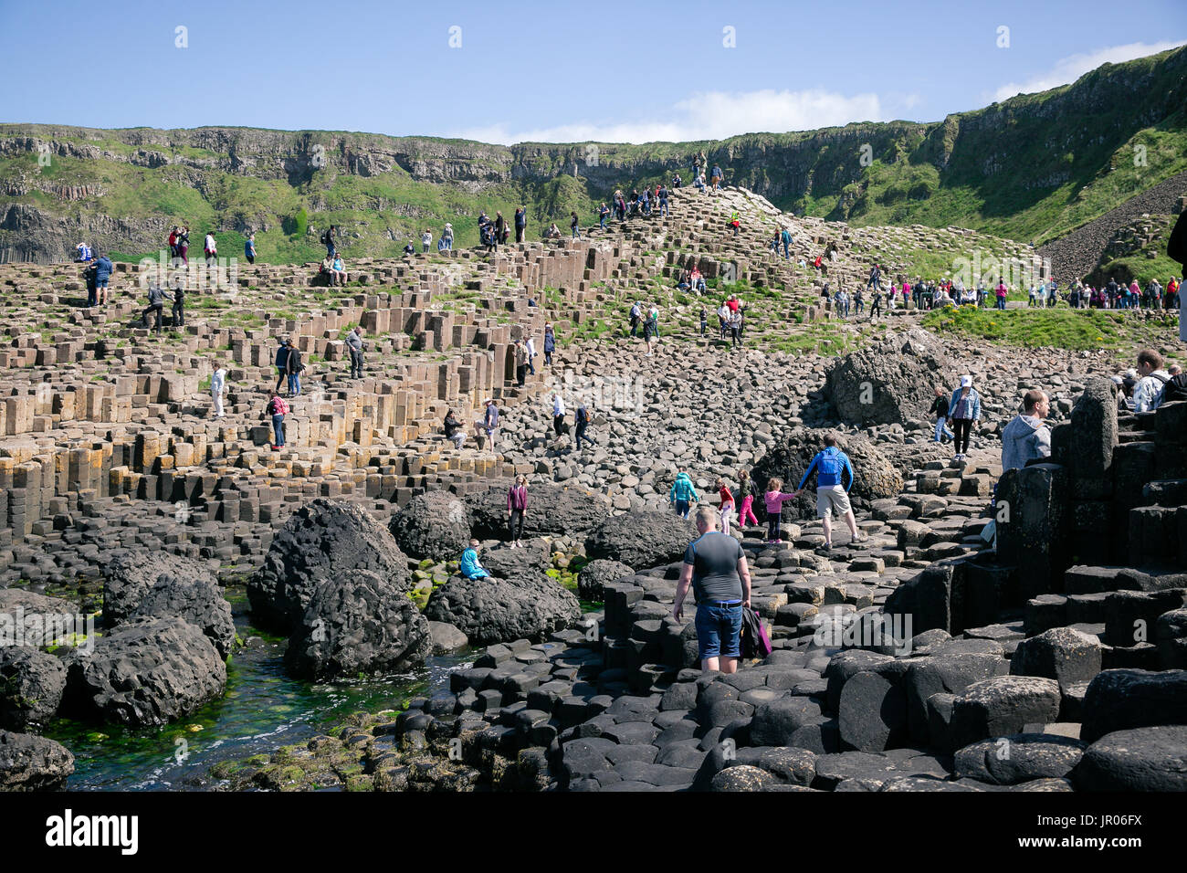 Touristen klettern Giant's Causeway vulkanischen Felsen in Bushmills Antrim Nordirland Stockfoto
