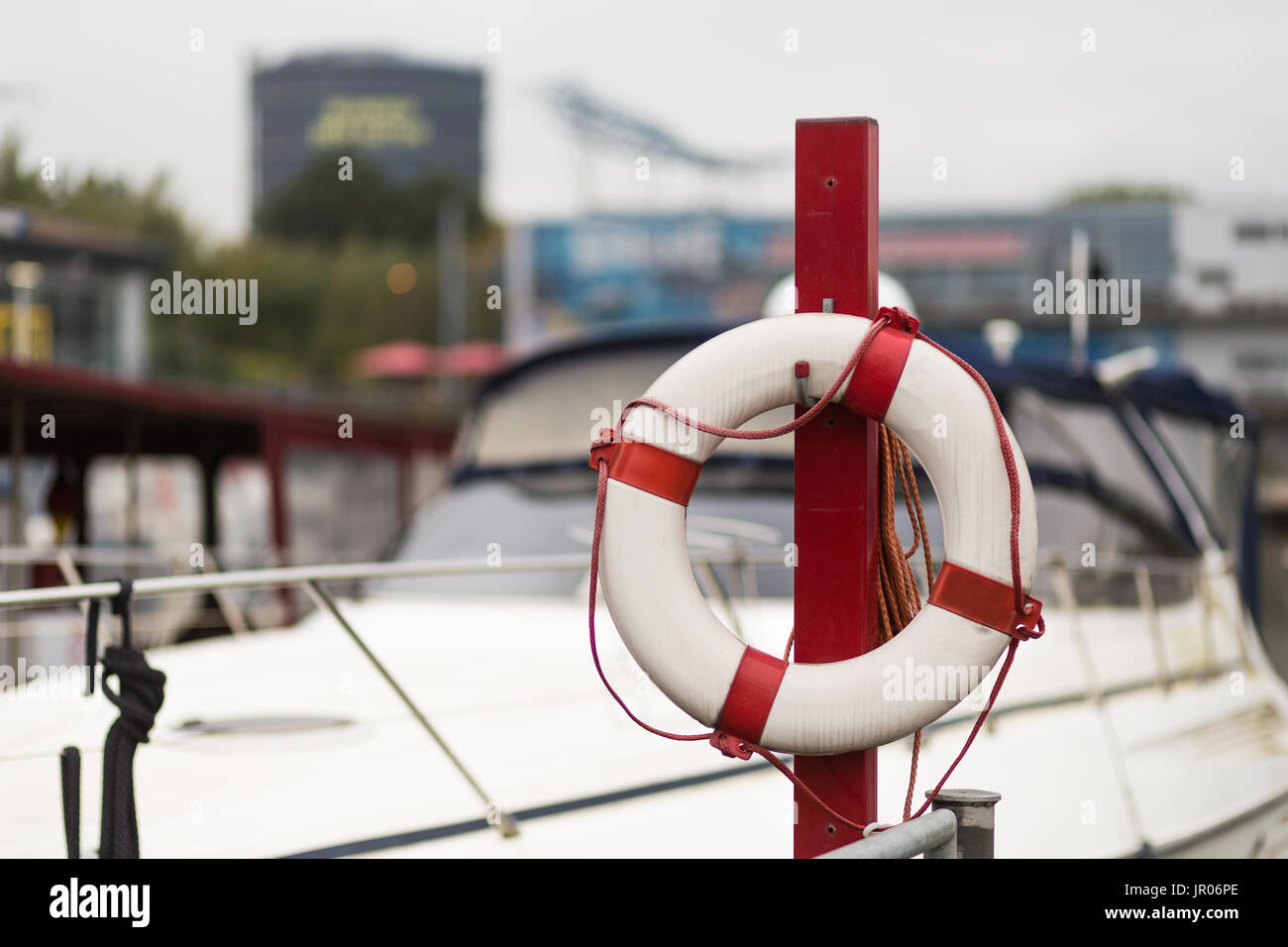 roten Rettungsring vor ein Schiff in einem Hafen Stockfoto
