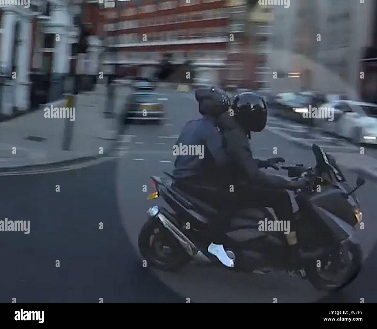 BESTE Qualität verfügbaren Bildschirm packte Aufnahme von Filmmaterial, ausgestellt von der Metropolitan Police der Moped-Reiten-Diebe auf der Flucht nach dem Aufguss eines Mannes mit Flüssigkeit in der Nähe der Londoner Kaufhaus Harrods. Stockfoto