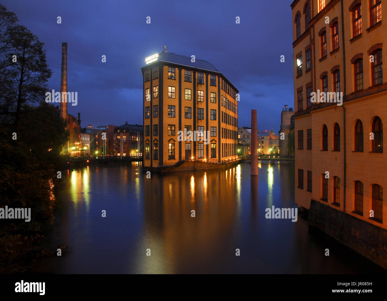 Einen schönen Abend in Norrköping. Dies ist die alte Industrielandschaft und der Fluss Motala Ström verläuft in der Mitte zwischen einigen der Häuser. Stockfoto